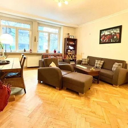 Economy Apartment 2 Min From The Main Station Bratislava Exterior foto